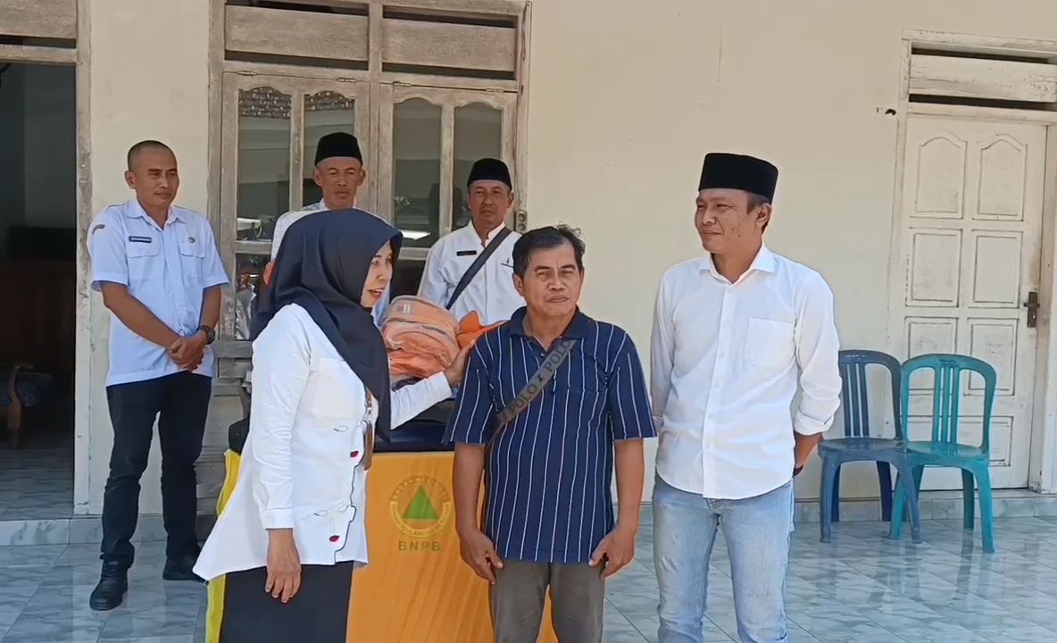 Camat Srono Tri Wahyuni Angembani (kiri) dan Kades Rejoagung Sonhaji (kanan) menyerahkan bantuan logistik darurat pada korban kebakaran.