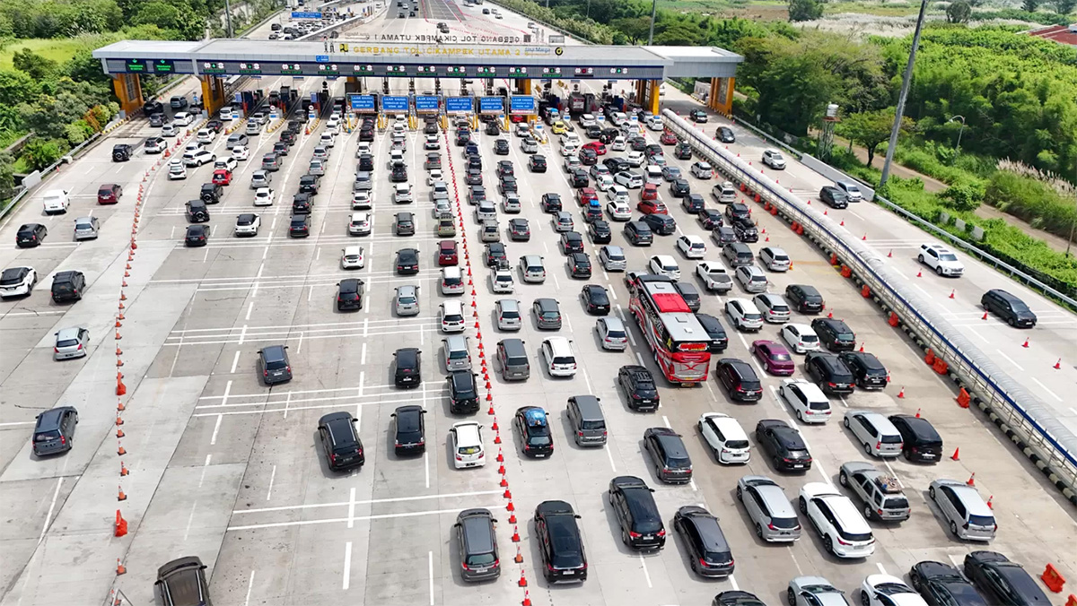 Antrean panjang mobil saat akan memasuki gerbang tol Cikampek Utama arah Jakarta. Sistem tol nirsentuh MLFF siap diterapkan di seluruh Indonesia.