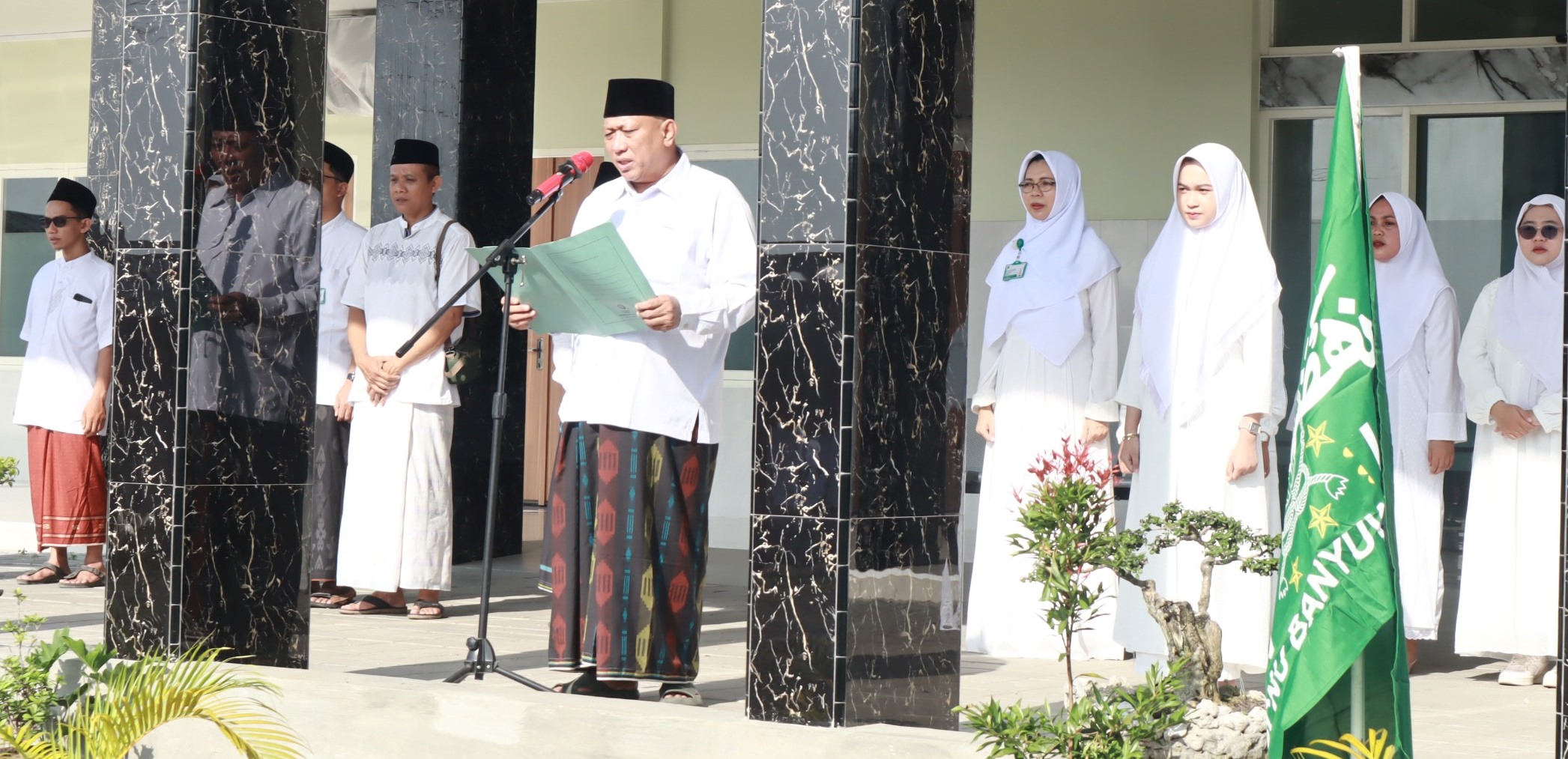 JPRG UPACARA: Ketua PCNU Banyuwangi Kiai Sunandi Zubaidi menyampaikan ikrar santri didampingi Direktur RSNU Banyuwangi dr Ika Rahayu Susanti.
