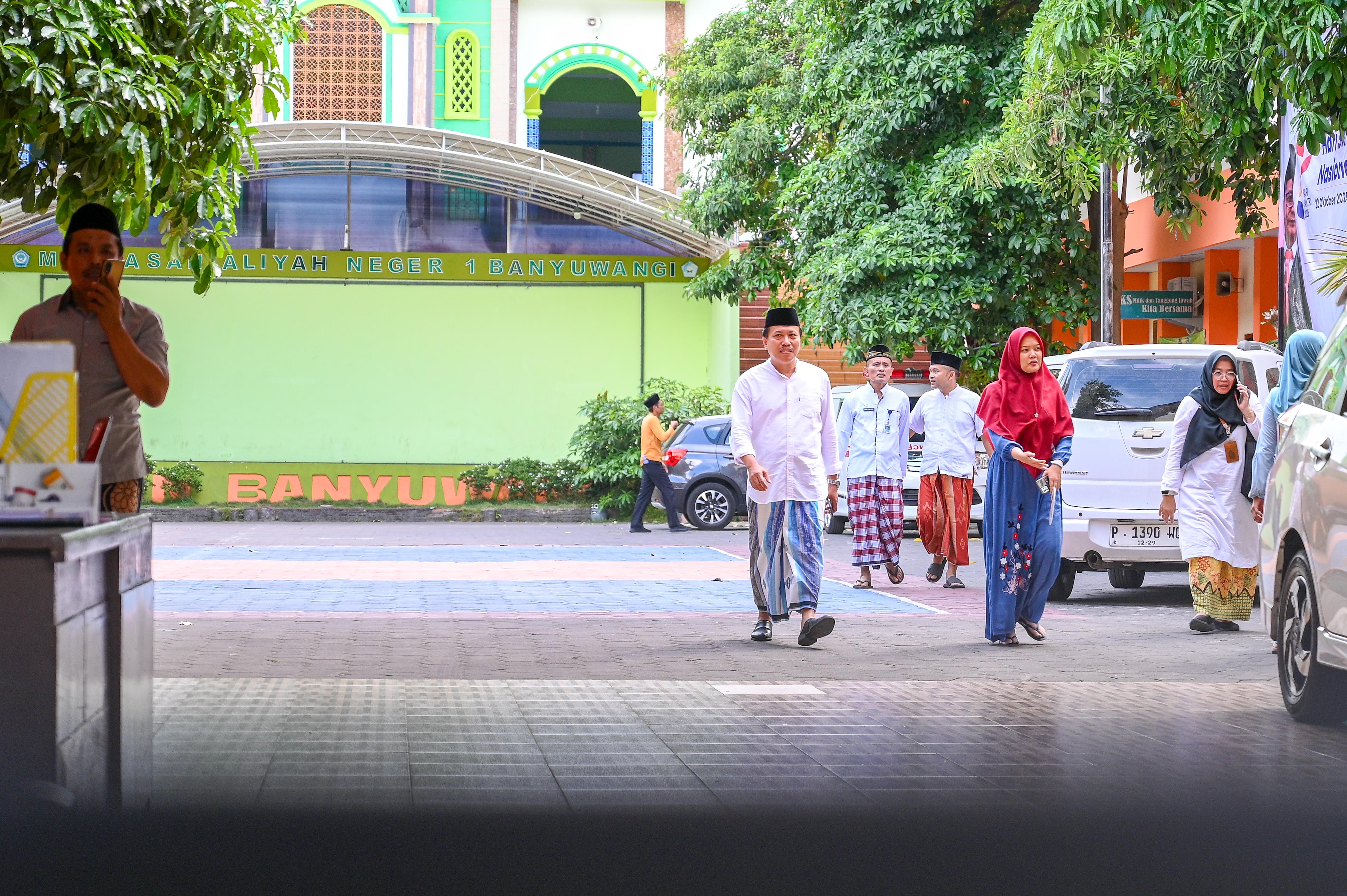 GERAK CEPAT: Siswi MAN 1 Banyuwangi dijemput orang tuanya setelah mendengar kabar ada peristiwa dugaan keracunan di sekolah tersebut.