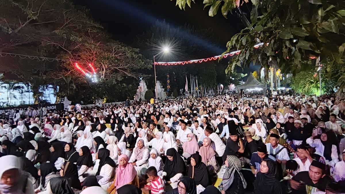 Ribuan jemaah duduk teratur di sepanjang Jalan Ahmad Yani Banyuwangi mengikuti selawatan puncak HSN di depan Kantor Pemkab Banyuwangi, Rabu malam (21/10).