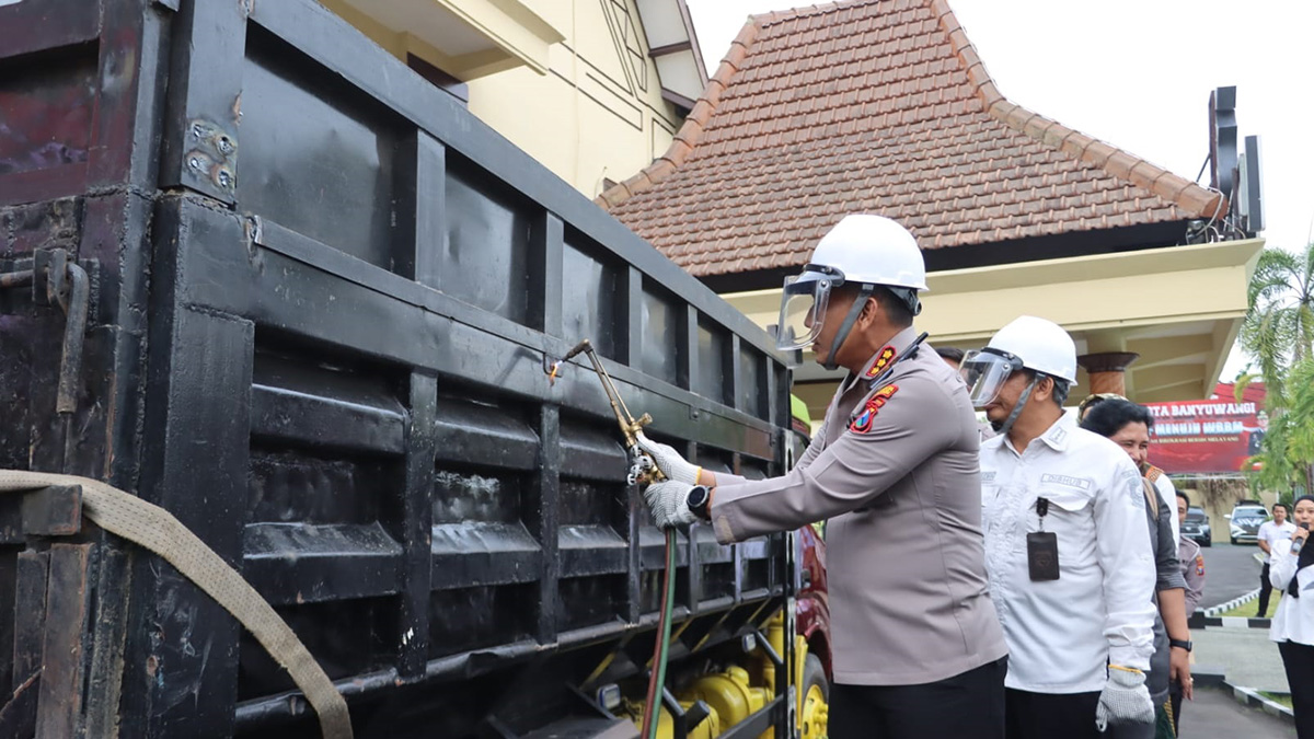 Polresta Banyuwangi gelar FGD Zero ODOL 2027. Kapolresta tegaskan keselamatan di jalan adalah hukum tertinggi, truk ODOL dipotong simbolis.