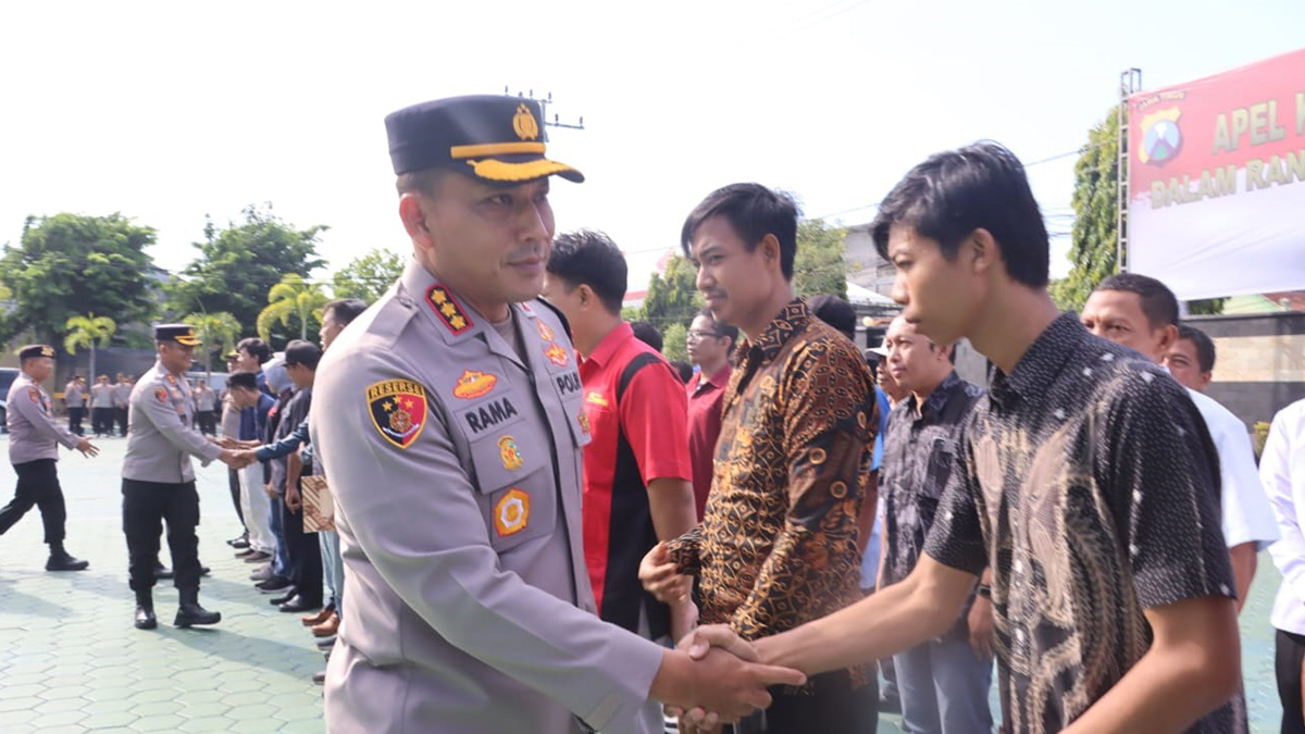 Kapolresta Banyuwangi Kombes Pol. Rama Samtama Putra menyalami buruh Banyuwangi usai deklarasi damai dukung Polri jaga keamanan.