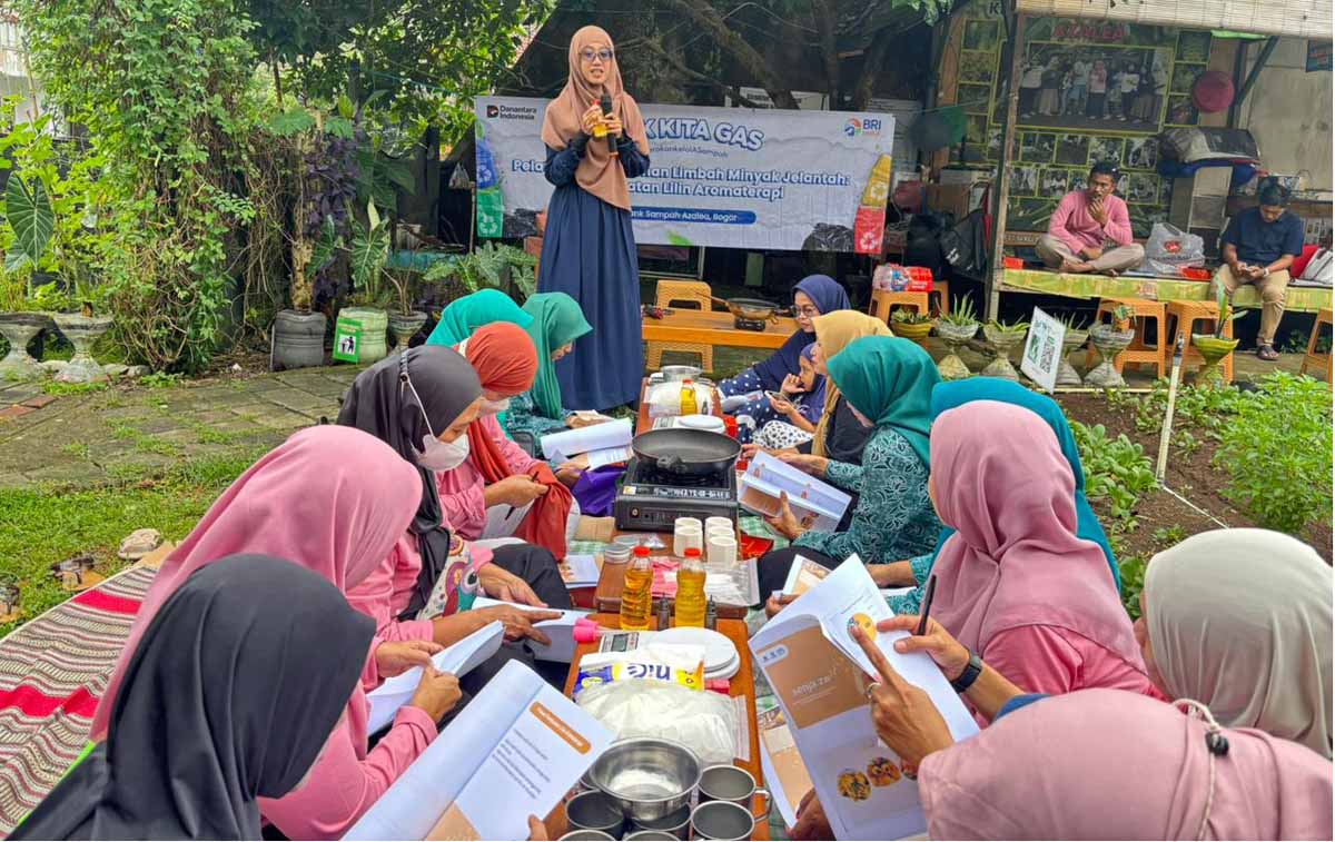 BRI Peduli ajak warga Bogor olah minyak jelantah jadi sabun ramah lingkungan. Kurangi sampah, ciptakan peluang usaha berkelanjutan!