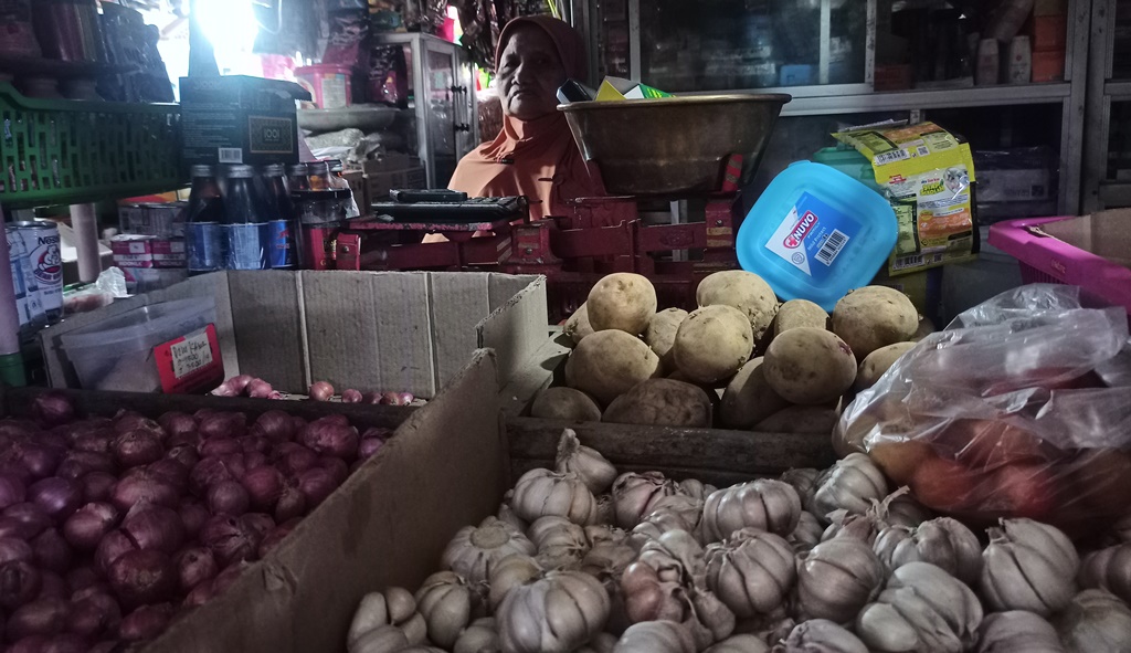 Salah satu pedagang di Pasar Srono, Nur Janah menjual dagangannya.