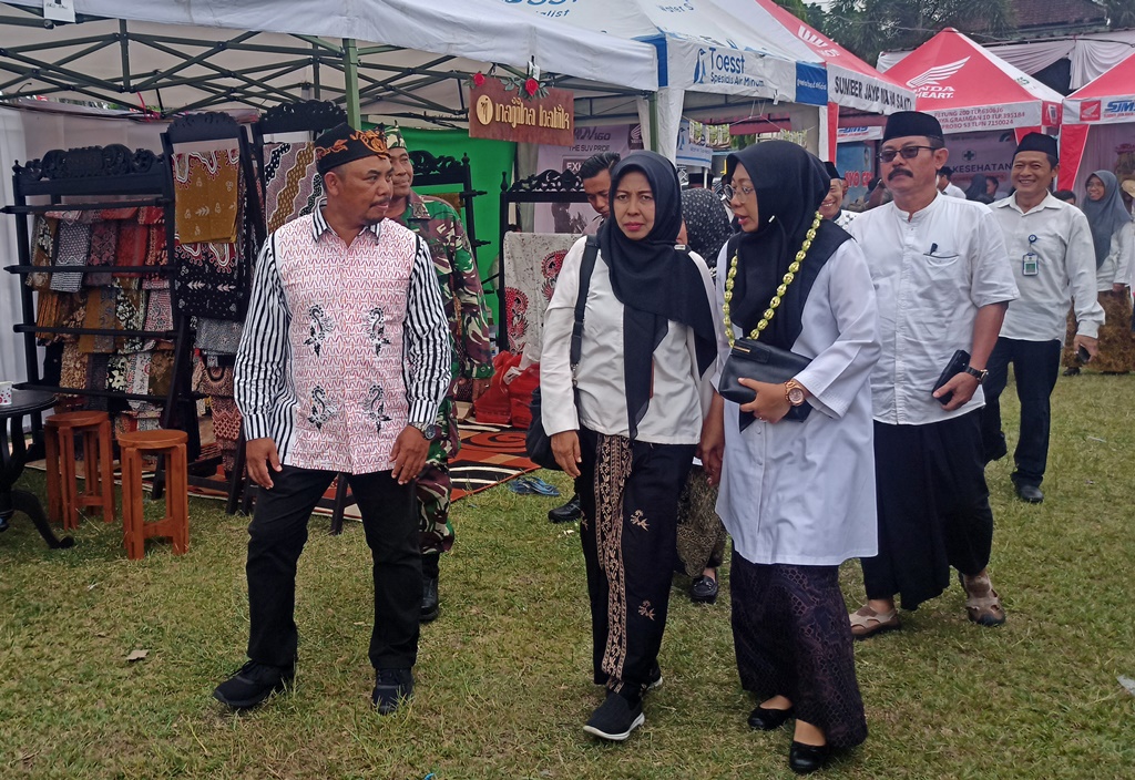 Kadiskop UMP Nanine Oktaviani (kanan) didampingi Plt Camat Cluring Tri Wahyuni Angembani, dan Kades Tampo Hasyim Ashari.
