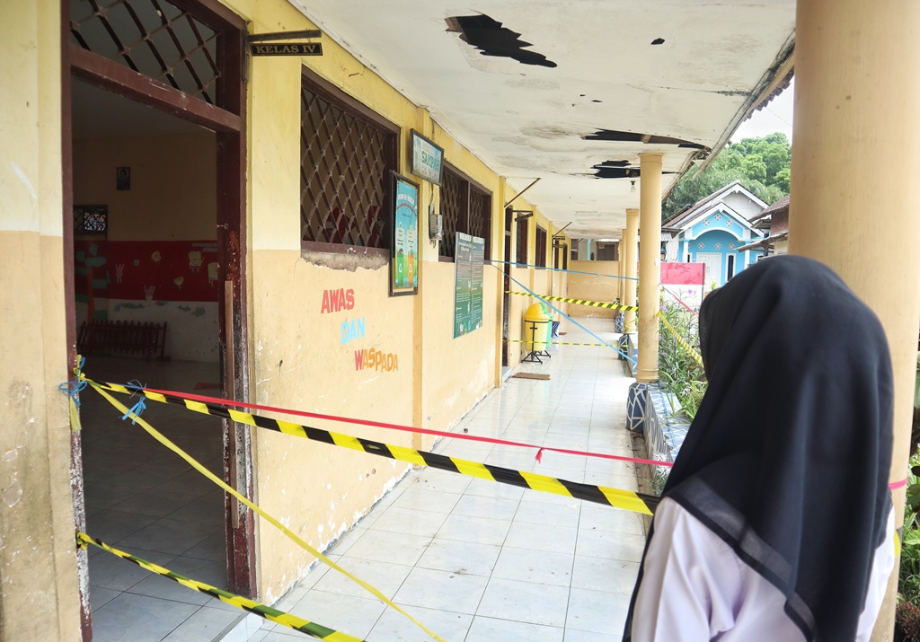Salah satu siswa mengamati ruang kelas untuk KBM di SDN 4 Setail di Dusun Jalen Darungan, Desa Setail, Kecamatan Genteng.