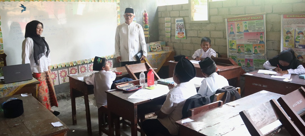 Camat Genteng Satrio melihat kondisi ruang kelas darurat di SDN 4 Setail di Dusun Jalen Darungan, Desa Setail, Kecamatan Genteng.