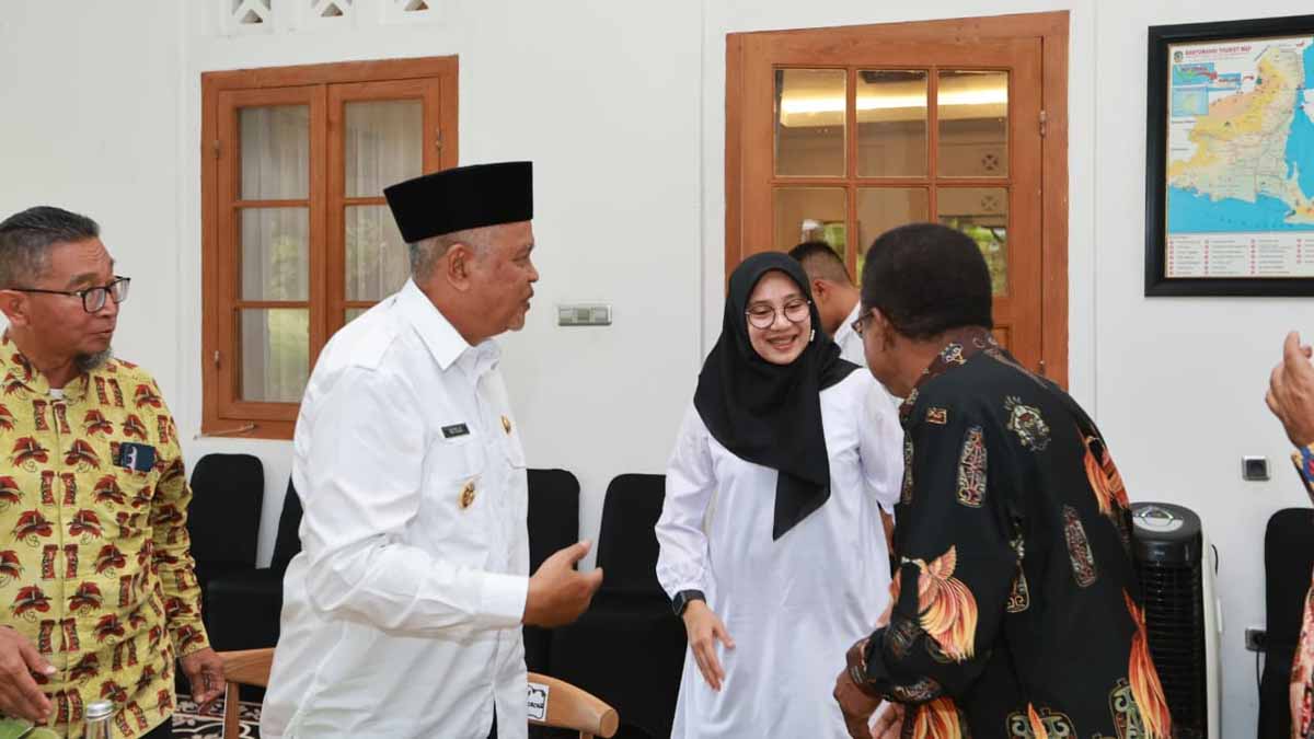Wabup Sorong belajar ke Banyuwangi untuk kembangkan pariwisata daerah. Banyuwangi dinilai sukses majukan ekonomi lewat wisata dan UMKM.