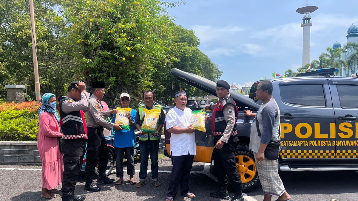 Polresta Banyuwangi Gelar Jumat Berkah: Bagikan Beras SPHP kepada Jukir, Tukang Becak, dan Takmir Masjid Agung