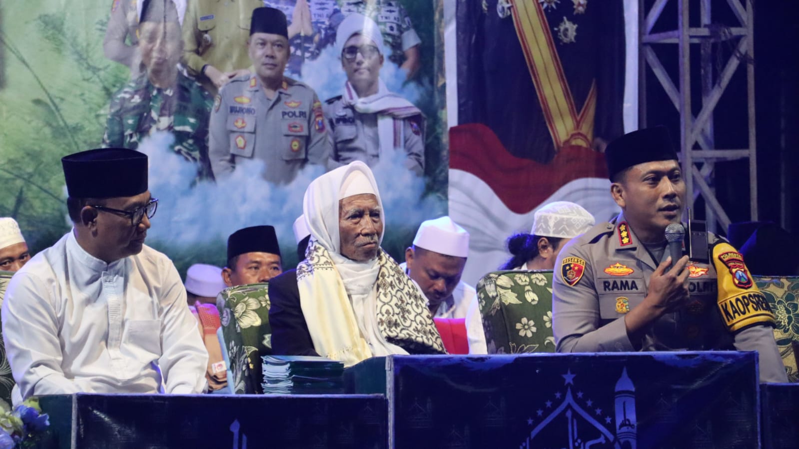 Kapolresta Banyuwangi, Kombespol Rama Samtama Putra (kanan), KH Suyuti Toha (tengah), dan Wabup Mujiono hadir dalam selawatan memperingati Hari Santri.