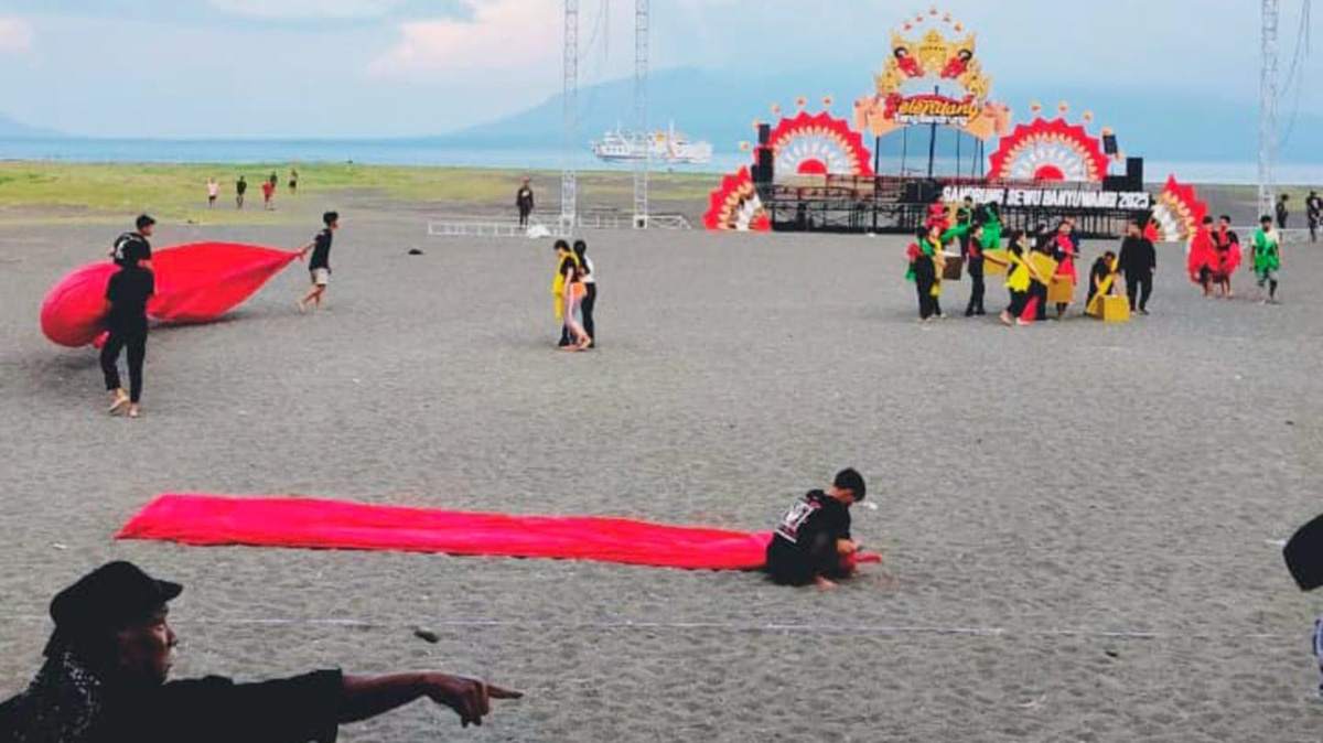 Panggung megah Gandrung Sewu 2025 tengah dipersiapkan panitia penyelenggara di Pantai Marina Boom Banyuwangi, Jumat (24/10).