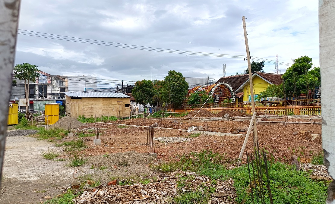 Proyek bangunan mangkrak yang diduga untuk kedai mie cepat saji di depan Kantor Korsda Genteng.