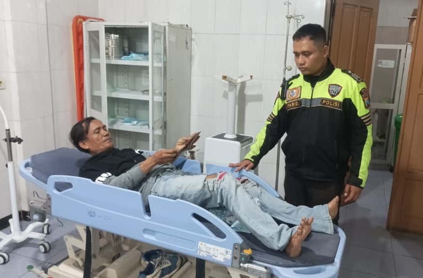 Anggota Unit Lantas Polsek Genteng menjenguk salah satu premotor yang dirawat di RSUD Genteng.