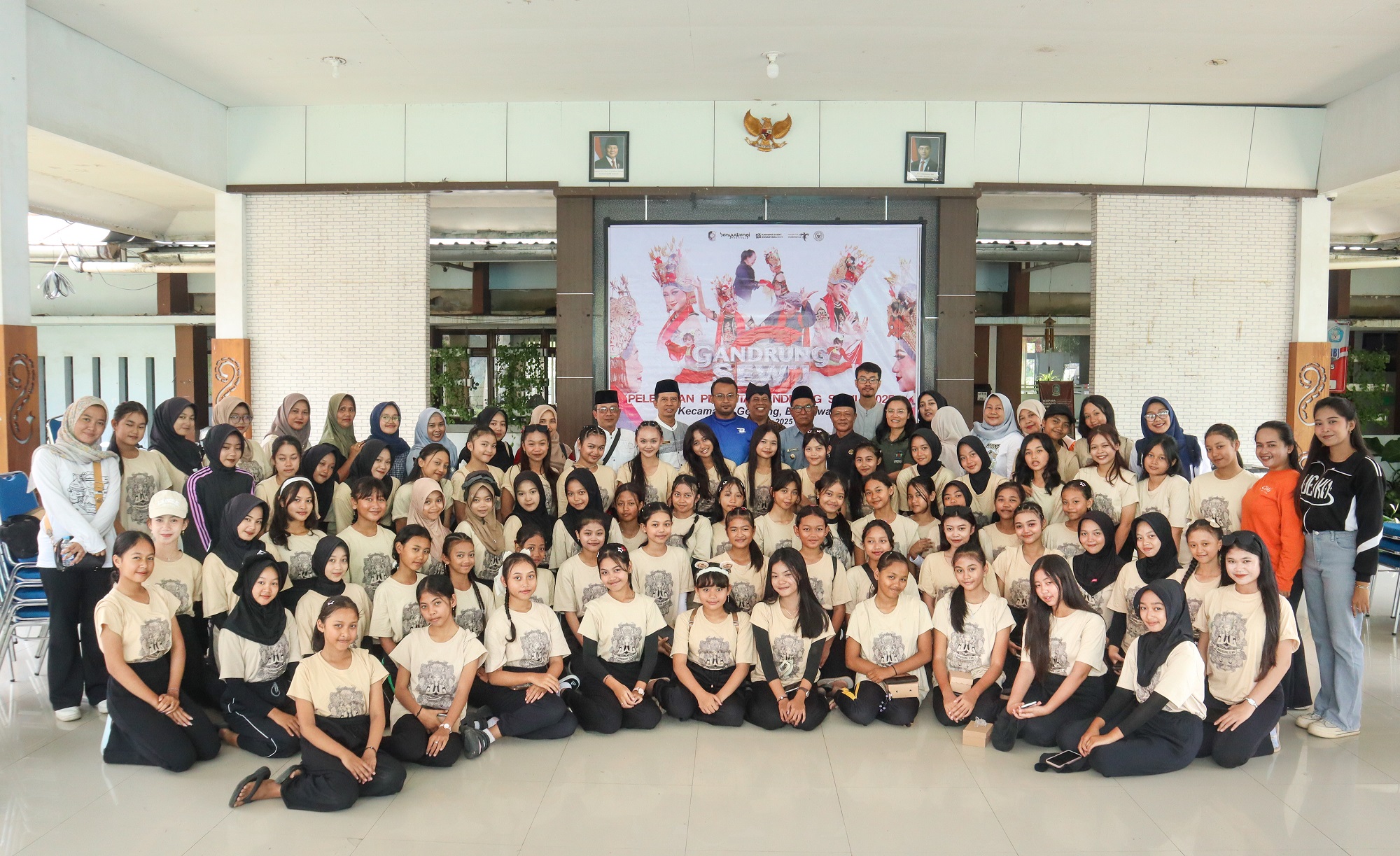 Sebanyak 70 penari dari Kecamatan Genteng dilepas di kantor camat dan hari ini siap tampil di ajang Gandrung Sewu 2025.