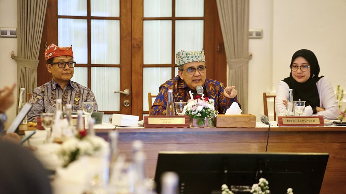 Anggota VII BPK Slamet Edy Purnomo (tengah) bersama tim berdiskusi dengan Bupati Ipuk Fiestiandani terkait percepatan pembangunan JLS di Pendapa Sabha Swagata Blambangan, Jumat (24/10).