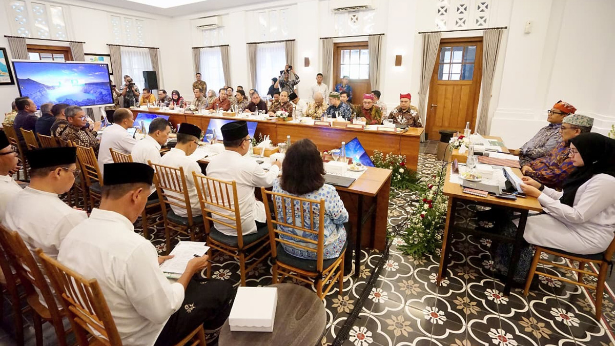 Anggota VII BPK Slamet Edy Purnomo (tengah) bersama tim berdiskusi dengan Bupati Ipuk Fiestiandani terkait percepatan pembangunan JLS  di Pendapa Sabha Swagata Blambangan, Jumat (24/10).