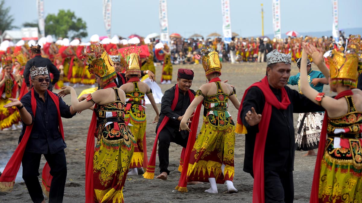Sejumlah kepala desa ikut tampil dalam pergelaran Festival Gandrung Sewu. Mereka cukup piawai memainkan selendang gandrung.