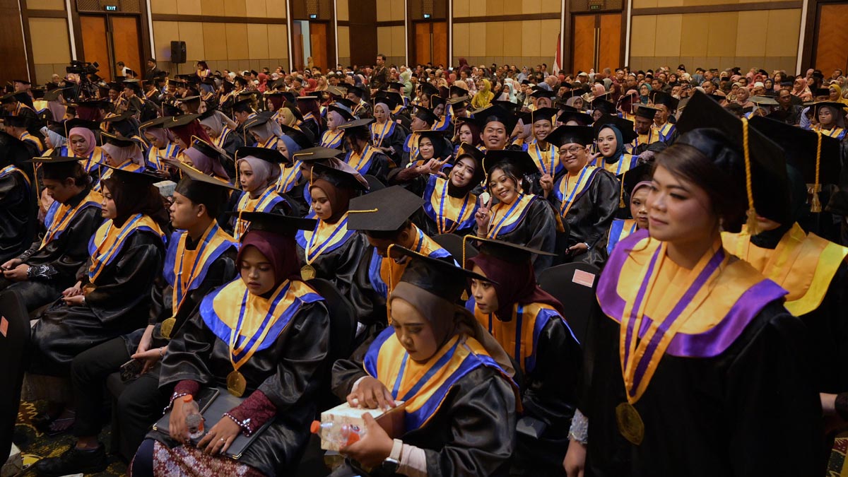 Sebanyak 347 mahasiswa Uniba menjalani wisuda di Ballroom El Hotel Banyuwangi, Sabtu pagi (25/10).