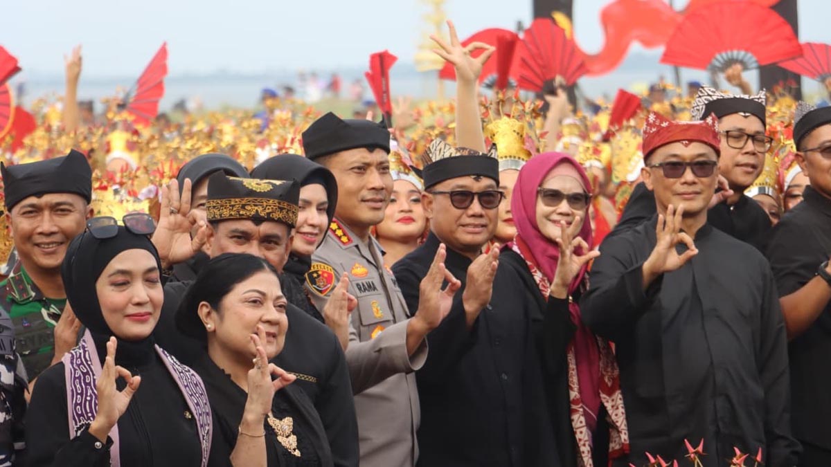 CINTA BUDAYA: Kapolda Jatim Irjen Pol Nanang Avianto turut hadir bersama tamu undangan VIP pada event Festival Gandrung Sewu.