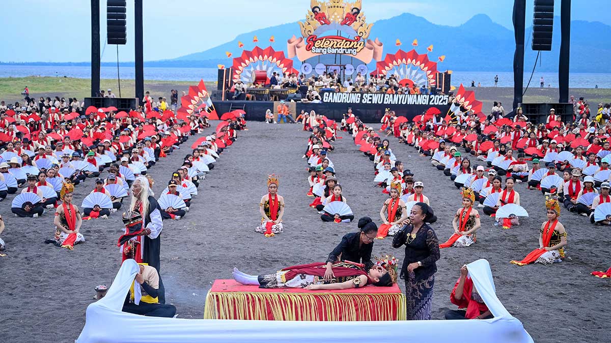 Meras gandrung yang digelar Jumat (24/10) mengawali Festival Gandrung Sewu siang ini (25/10) di Pantai Boom Banyuwangi.