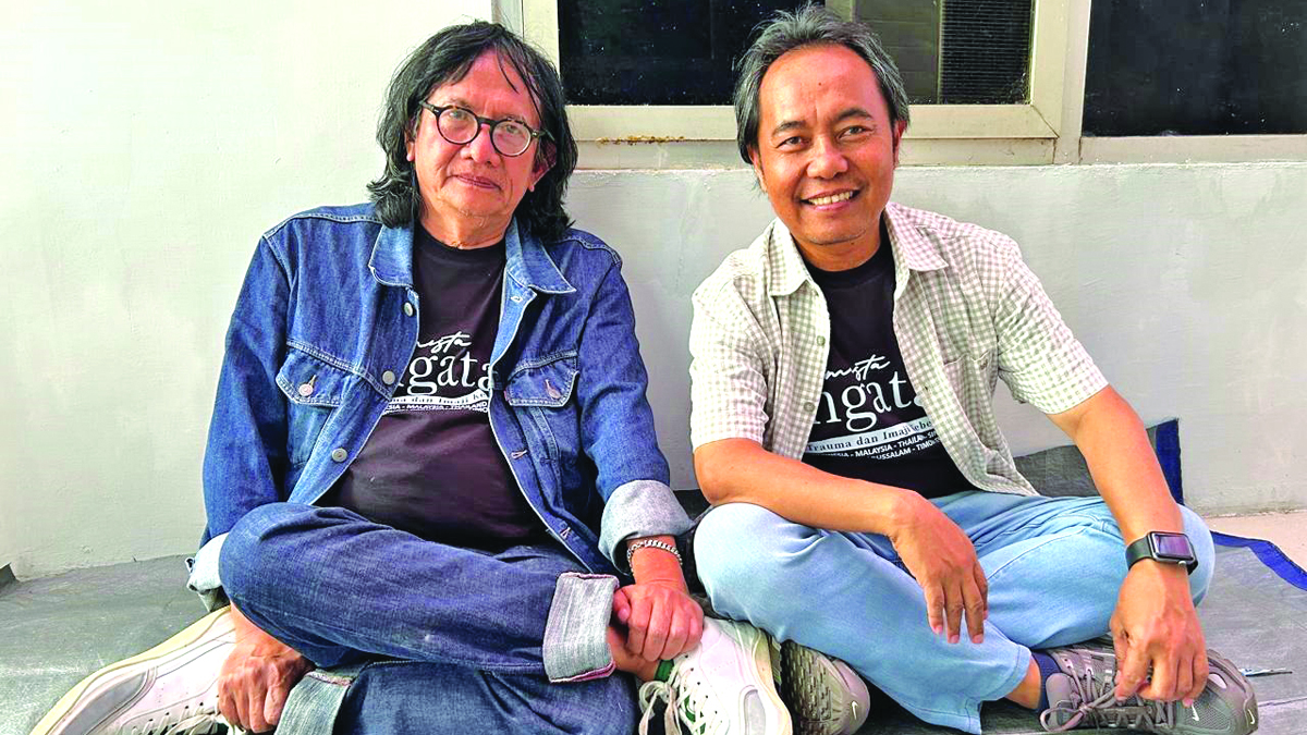 Acep Zamzam Noor (kiri) bersama Direktur Jawa Pos Radar Banyuwangi Samsudin Adlawi di acara Temu Karya Serumpun di Jember, Minggu (26/10).