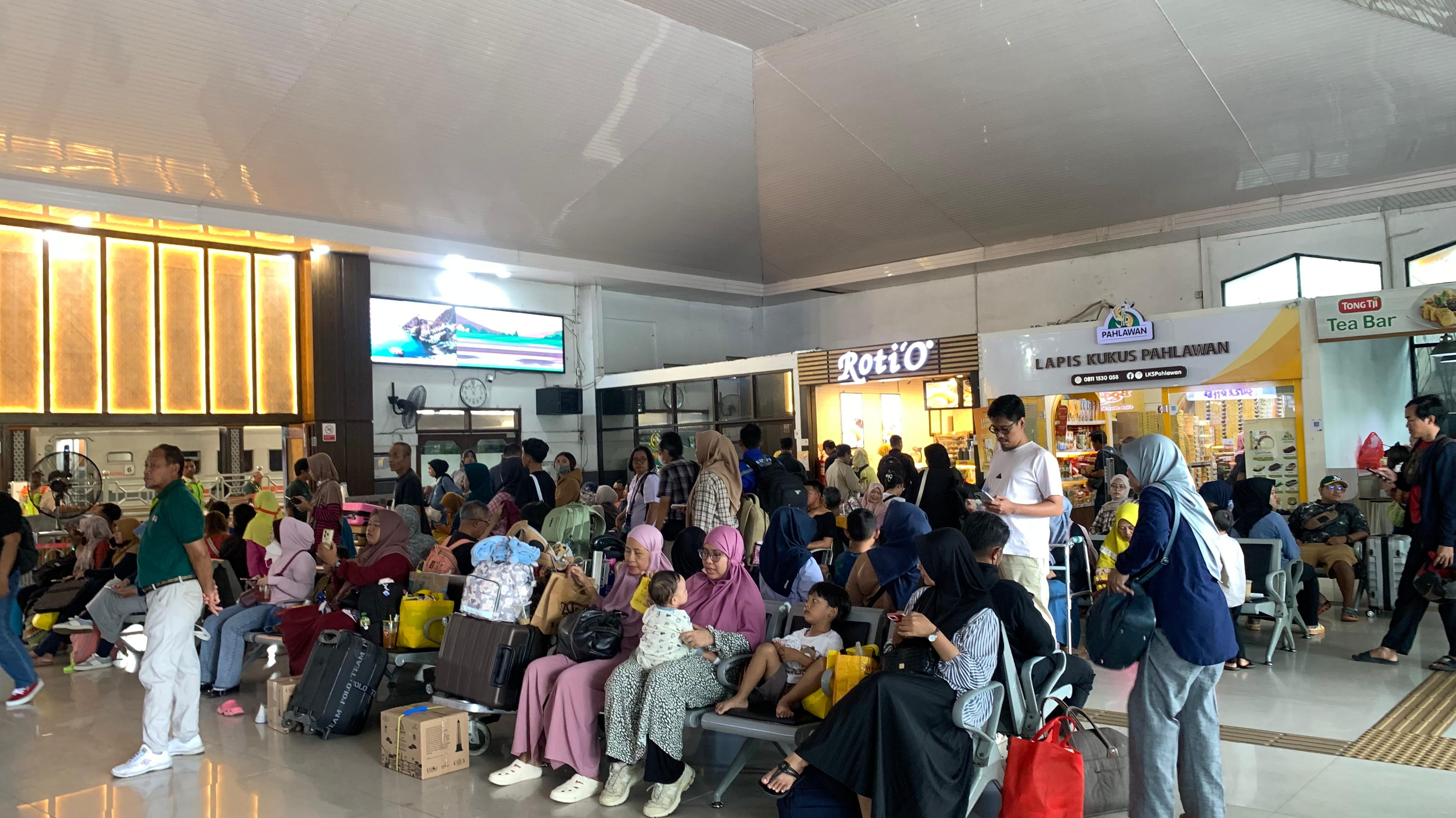 KAI Daop 8 Surabaya mohon maaf atas keterlambatan kereta api akibat gangguan operasional Purwojaya.
