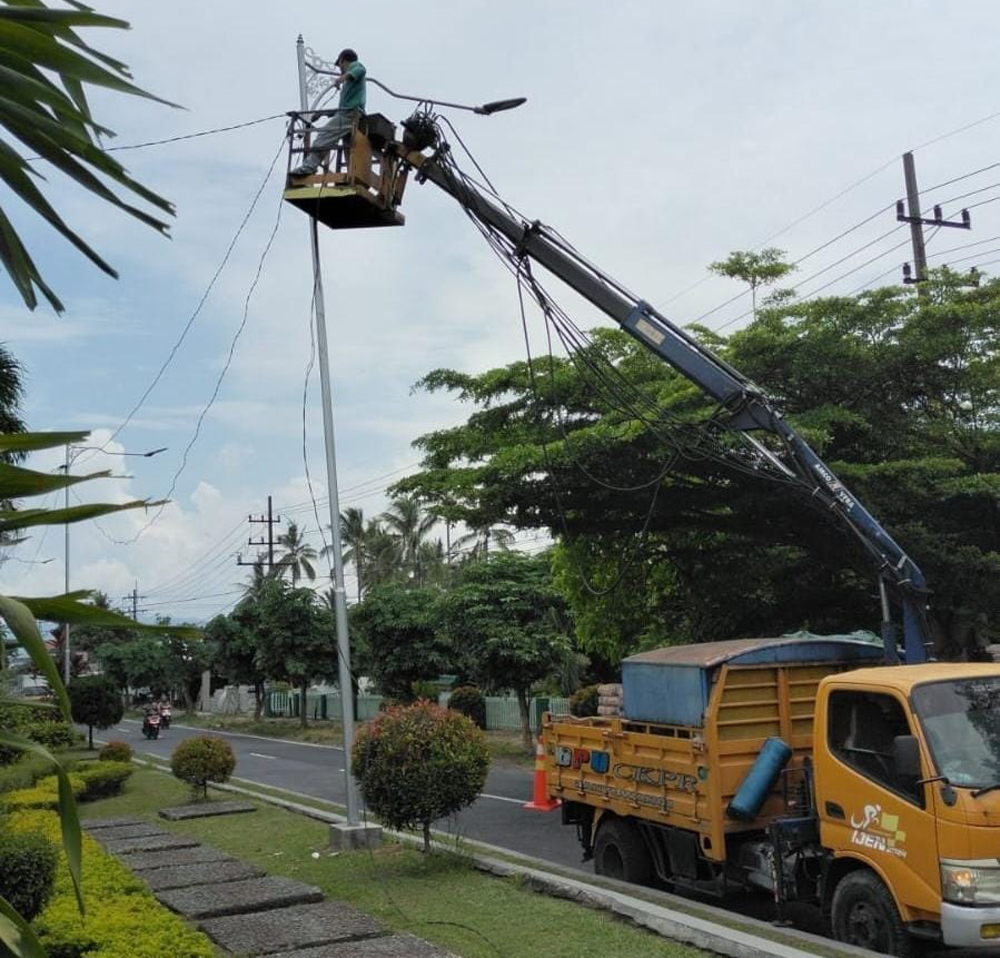 GERAK CEPAT: Petugas Dinas PU CKPP melakukan perbaikan lampu PJU di Bumi Blambangan.