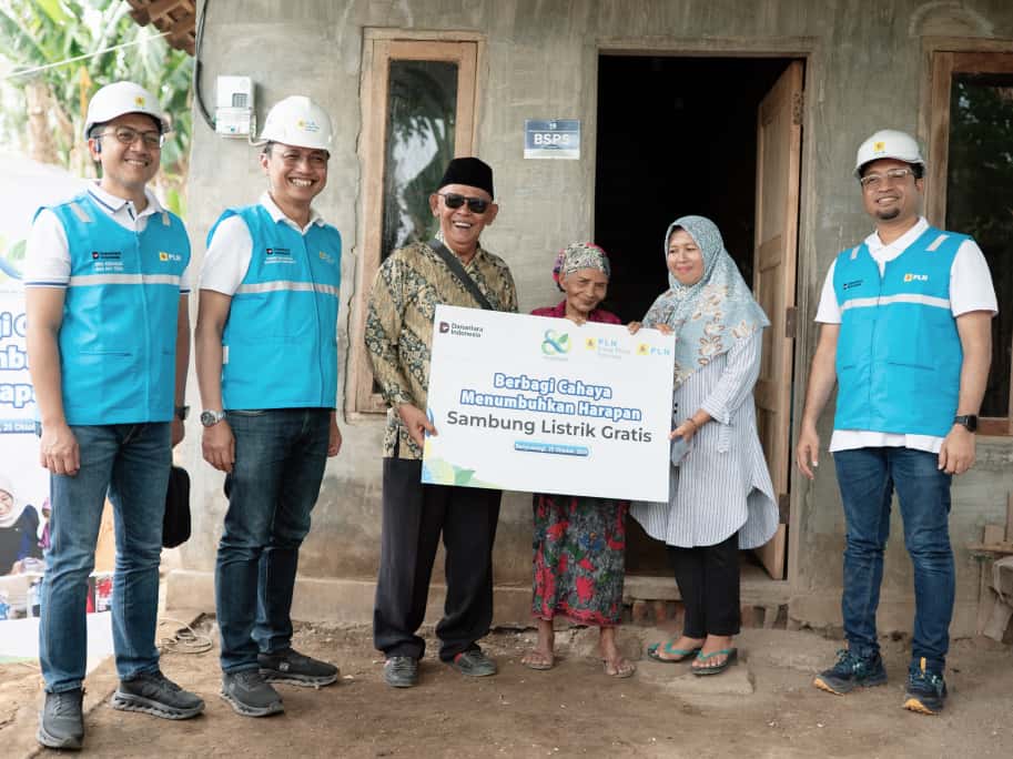 FONDASI KEMAJUAN: Sebanyak 21 Keluarga kurang mampu di Desa Sumberkencon, Kecamatan Wongsorejo kini resmi menikmati penyalaan listrik gratis berkat kolaborasi antara PT PLN EPI dan PLN UID Jawa Timur