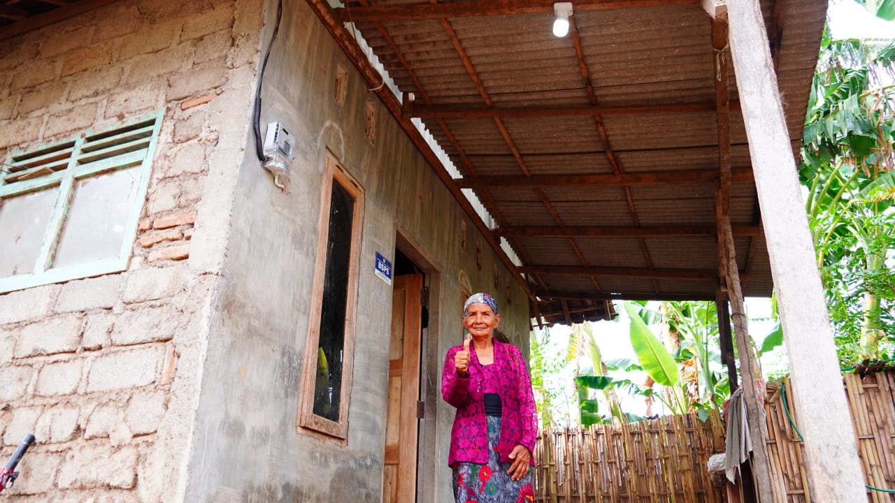 CAHAYA HARAPAN: Jumani bahagia setelah rumahnya mendapat bantuan penyalaan listrik gratis hasil kolaborasi PLN EPI, PLN UID Jatim, dan PLN UP3 Banyuwangi pada Sabtu (25/10).