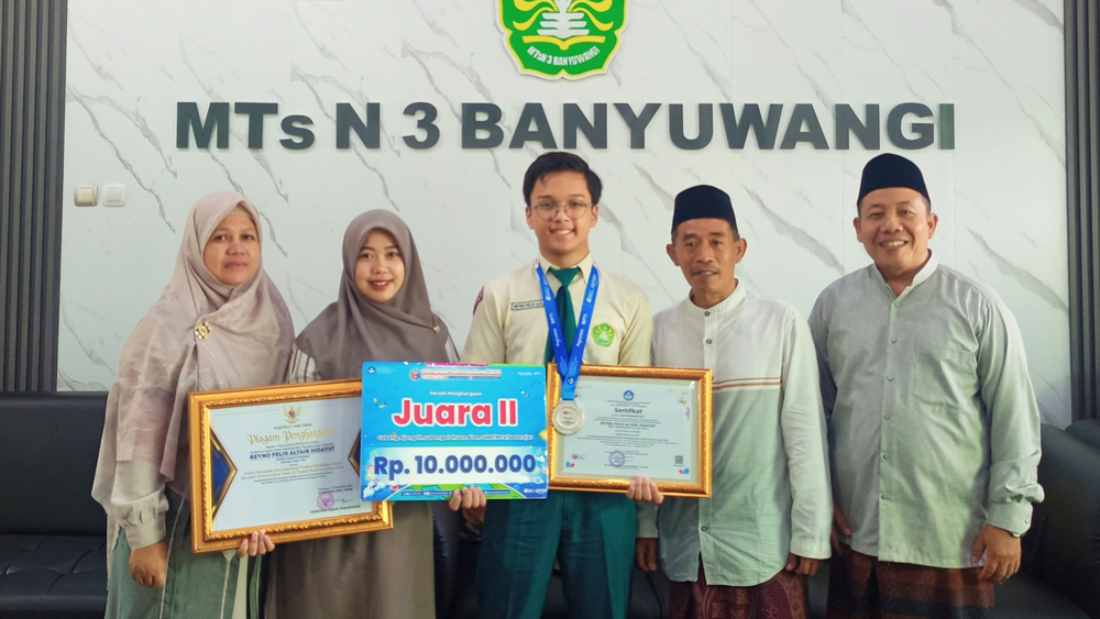 Reyno Felix Altair Hidayat bersama ketua Komite MTsN 3 Banyuwangi Amin Maki (kanan), Humas Misbahul Munir, Pengurus Kelas Prestasi Ivatun Hasanah (dua dari kiri), dan Kepala TU Anika Sulastri (kiri).