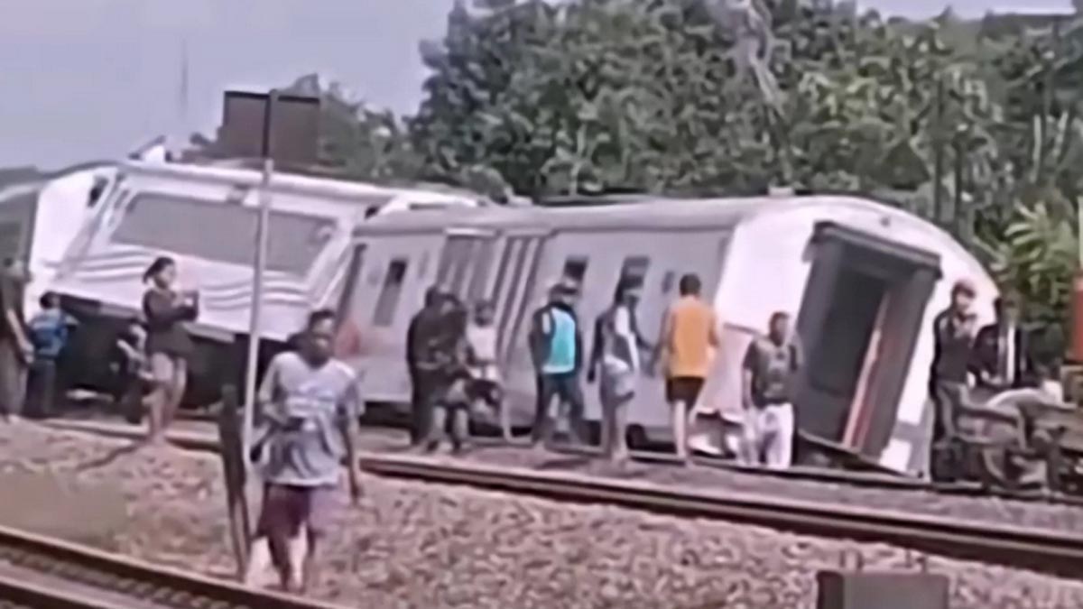 Kondisi awal anjloknya KA 58F Purwojaya relasi Gambir-Kroya, di Emplasemen Stasiun Kedunggedeh Bekasi Kilometer 56+&frac12; pada Sabtu (25/10).
