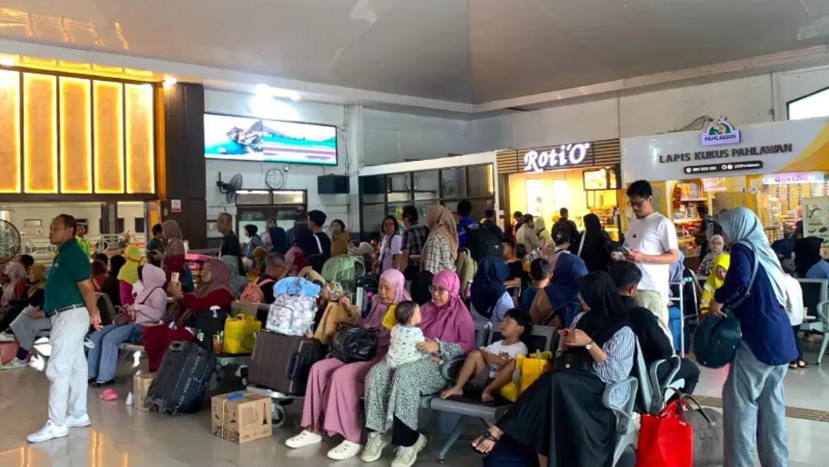 Sejumlah penumpang di Stasiun Surabaya Pasar Turi, menunggu informasi keberangkatan KA, pasca sejumlah perjalanan alami keterlambatan imbas KA Purwojaya anjlok di Bekasi.