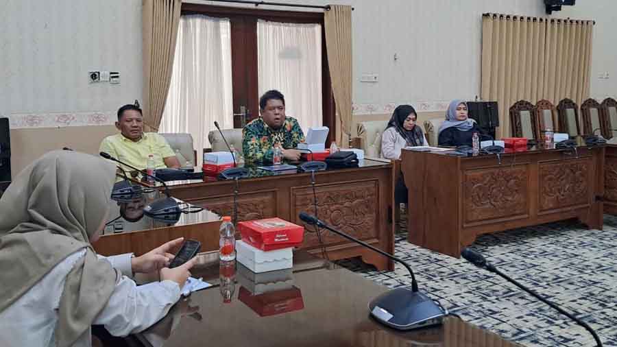 RAKER INTERNAL: Para anggota Bapemperda DPRD Banyuwangi membahas pengajuan raperda DAD oleh eksekutif sekaligus persiapan penyusunan propemperda 2026.