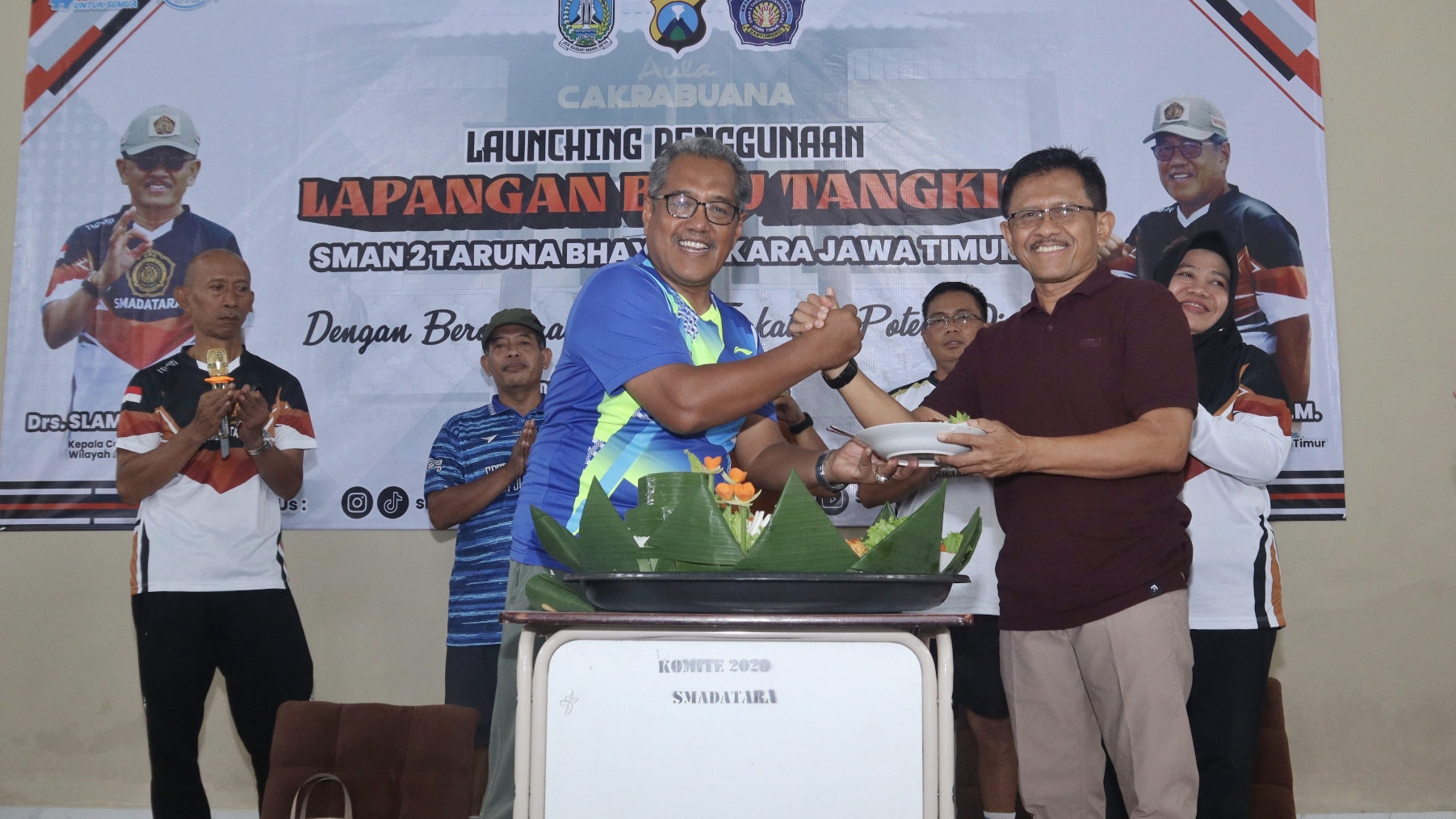 Kepala Smadatara H Mujib berjabat tangan dengan Kacabdin Jawa Timur wilayah Banyuwangi Slamet Riyadi saat meresmikan gedung bulutangkis Smadatara.