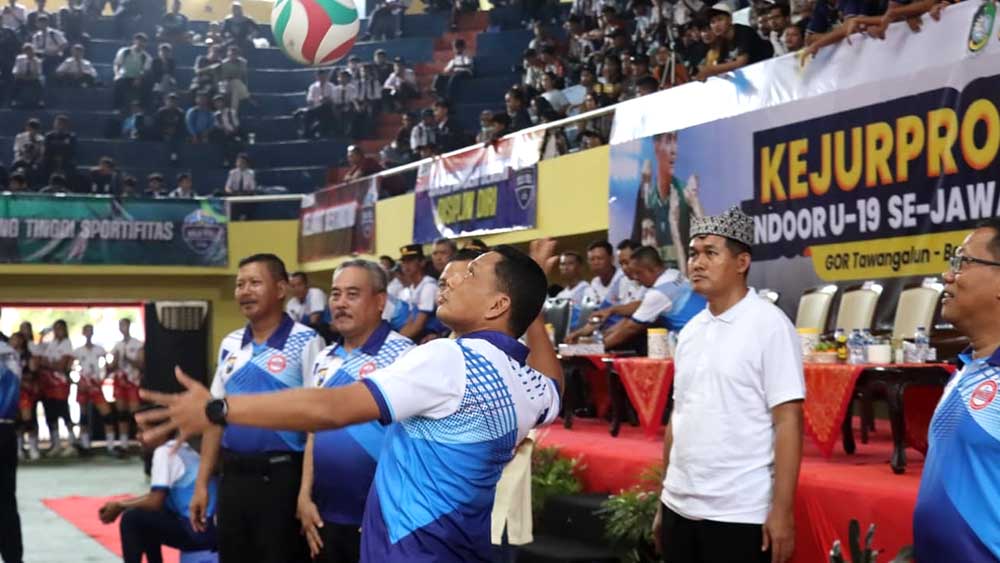 Kejurprov Voli U-19 Jatim 2025 resmi dibuka di Banyuwangi. Kapolresta Rama Samtama buka acara, diikuti 38 tim dari seluruh Banyuwangi.