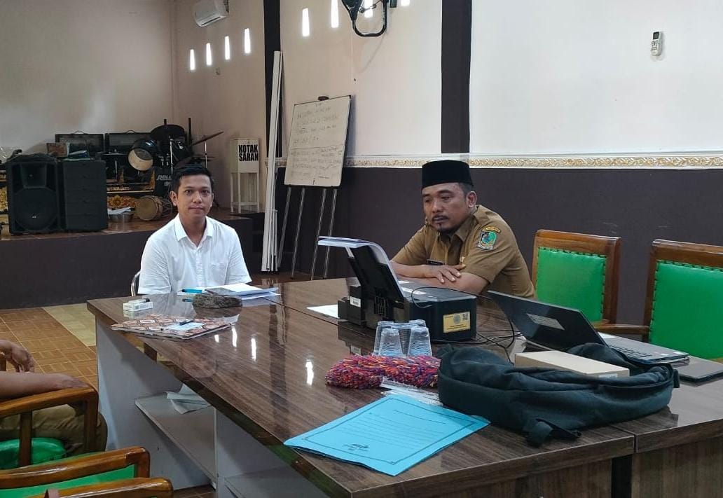 Mohamad Faisol (kiri) dan ketua penjaringan perangkat Desa Mangir Munali di Kantor Desa Mangir saat tes P3D.