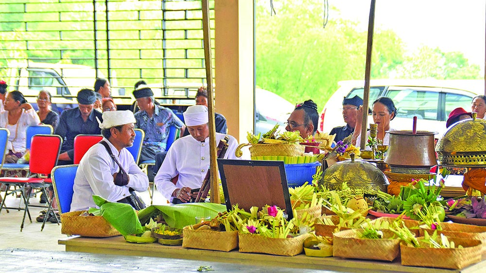 Jemaat umat Hindu asal Dusun Curahjati Purwoharjo mengikuti upacara kremasi Mbah Sarkam di Krematorium Kusuma di Kebondalem, Bangorejo, Senin (27/10).