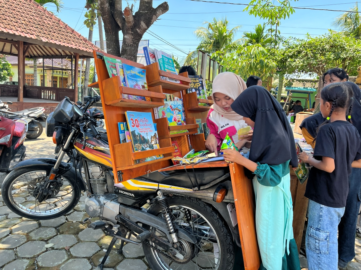 Program SEJATI UNAIR untuk meningkatkan literasi, keterampilan, dan kemandirian masyarakat pedesaan.