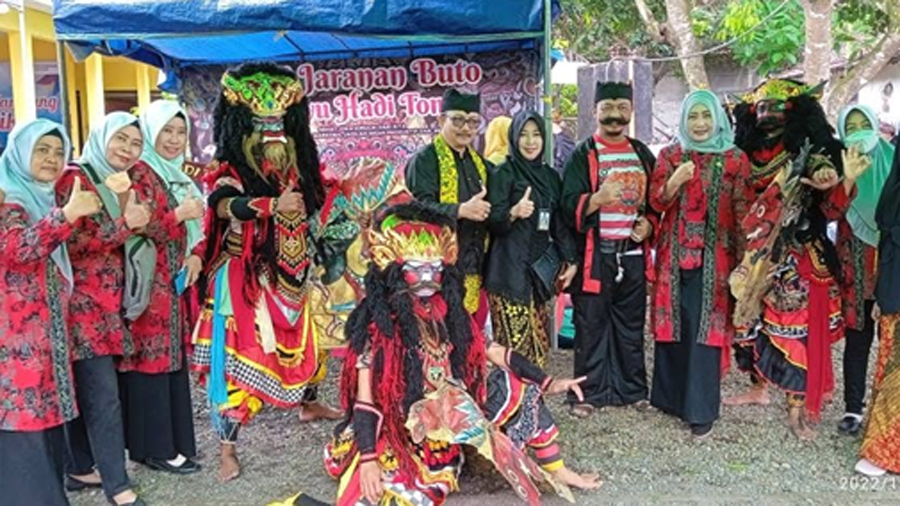 BERKESENIAN: Puskesmas Benculuk bersama masyarakat membentuk Paguyuban Kesenian Jaranan Buto Diyu Hadi Tomo yang beranggotakan mantan penderita gangguan jiwa dan penyalahguna Napza.