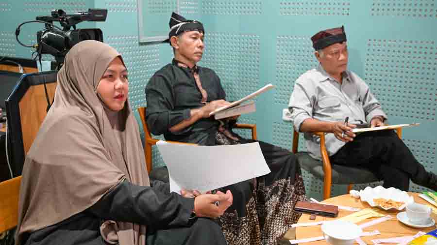 KATEGORI SD DAN SLTP: Muttafaqur Rohmah, Abdullah Fauzi, dan Agusta menyimak penampilan peserta Liga Puisi.
