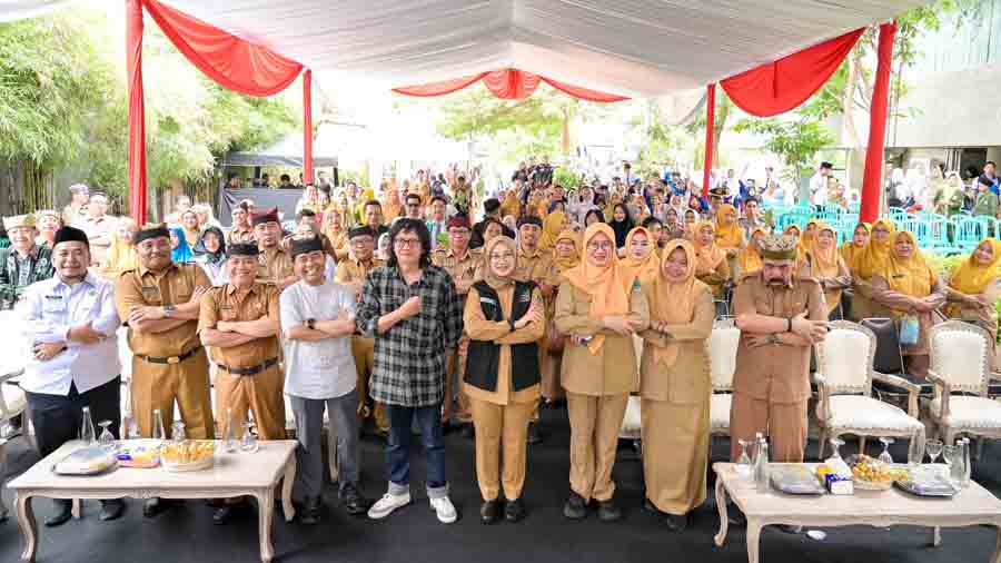 Bupati Ipuk Fiestiandani hadir langsung pada kick off Liga Puisi #4 di halaman Grha Pena Banyuwangi, Senin (27/10) lalu.