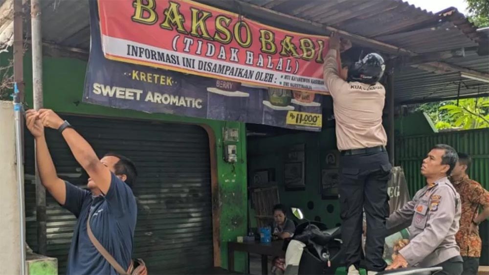 Warung bakso yang dipasangi spanduk non halal di Kelurahan Ngestiharjo, Kabupaten Bantul, Daerah Istimewa Jogjakarta.