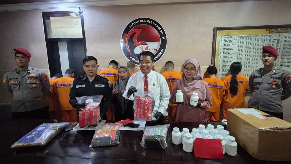 Polresta Banyuwangi ungkap 22 kasus narkoba dan Okerbaya dalam sebulan. 25 tersangka ditangkap, ratusan gram sabu dan ribuan pil disita.
