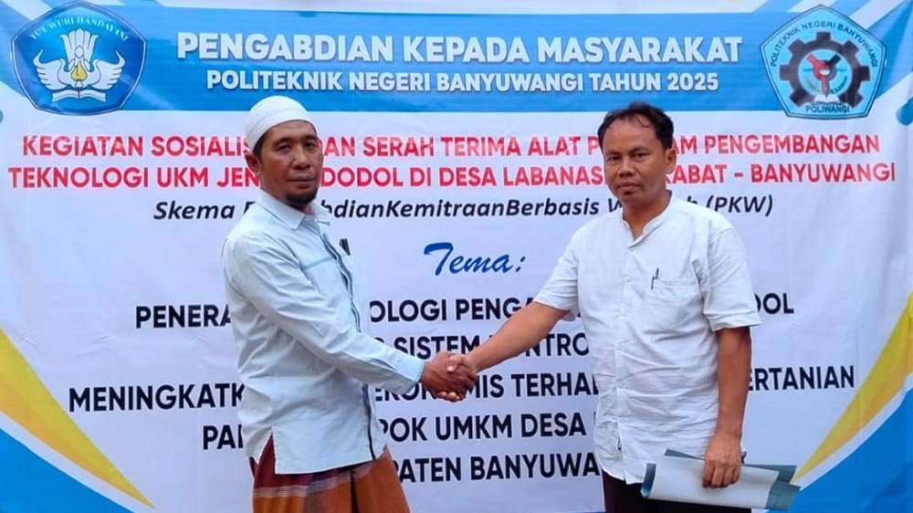 Ketua TIM PKM Poliwangi Choirul Anam berjabat tangan dengan perwakilan UMKM Desa Labanasem dalam kegiatan serah terima mesin pengaduk jenang dodol otomatis di Desa Labanasem, Kecamatan Kabat.
