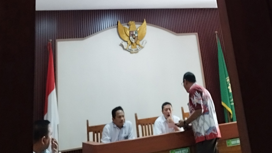 TERTUTUP: Hanya orang tertentu yang diizinkan masuk di ruang sidang perkara pemerkosaan dan pembunuhan dengan terdakwa R, 14, asal Kalibaru.
