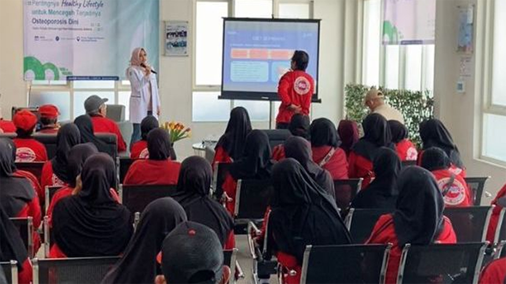 KOMUNIKATIF: dr Lisa Putri Arditasari berdiskusi dengan peserta komunitas lansia terkait osteoporosis di aula RSU Bhakti Husada Krikilan.