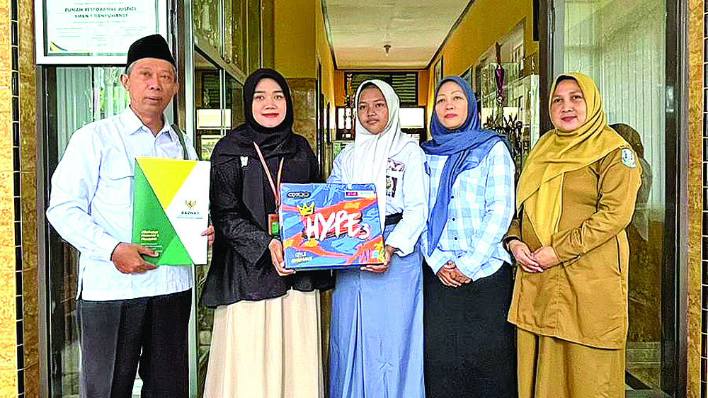 MENUNJANG PENDIDIKAN: Perwakilan Baznas menyerahkan bantuan kepada Deana Avisa Aurelia didampingi pihak keluarga dan sekolah.