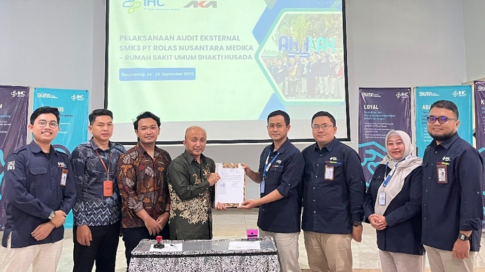 AUDIT EKSTERNAL: Ketua Tim Auditor Taufiq Lucky Nugroho menyerahkan hasil audit kepada jajaran PT Rolas Nusantara Medika.
