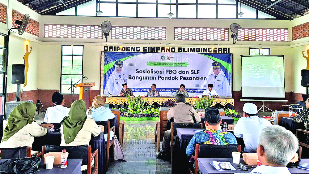 Dinas PU CKPP menggelar sosialisasi PBG dan SLF pada seratus pengelola pondok pesantren dan SKPD terkait di Hall Bougenvile Daipong, Blimbingsari, Rabu (29/10).